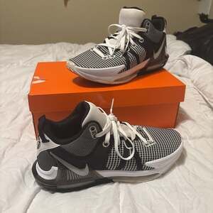 Nike sz 11 men’s LeBron Witness 7 White Black Basketball Shoes